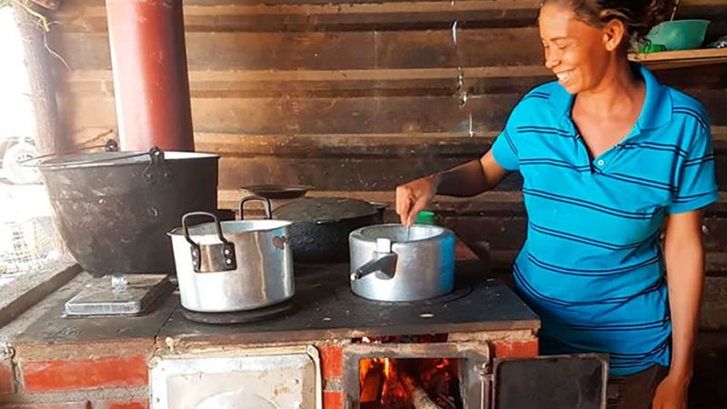 MinMinas expedirá resolución para sustituir las cocinas de leña por estufas solares e hidrógeno