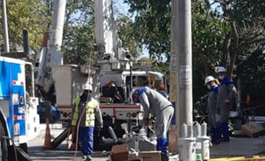 Labores de poda e instalación de poste en la línea que alimenta la subestación Juan de Acosta