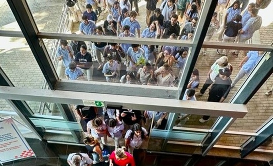 Los estudiantes evacuaron edificios para el simulacro.