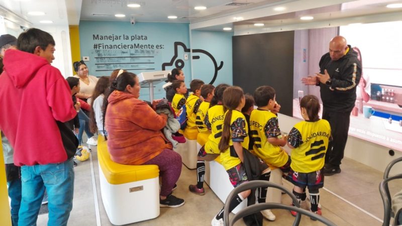 Así es el Bus Escuela que lleva educación financiera a los rincones del país