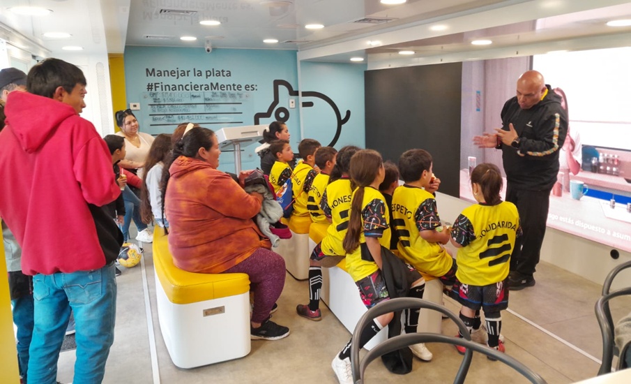 Así es el Bus Escuela que lleva educación financiera a los rincones del país