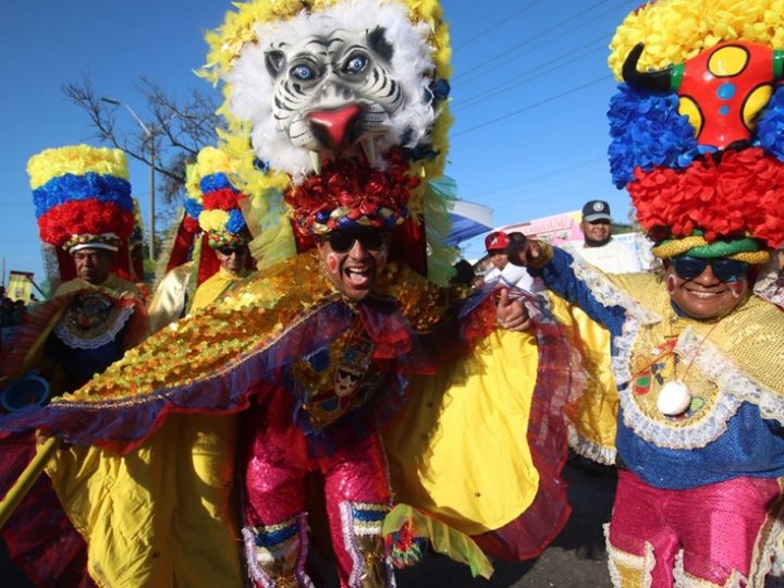 Domingo de izadas de bandera y Michicleta con la reina Michelle