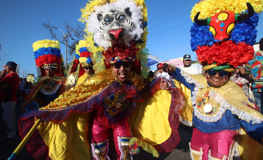 Domingo de izadas de bandera y Michicleta con la reina Michelle