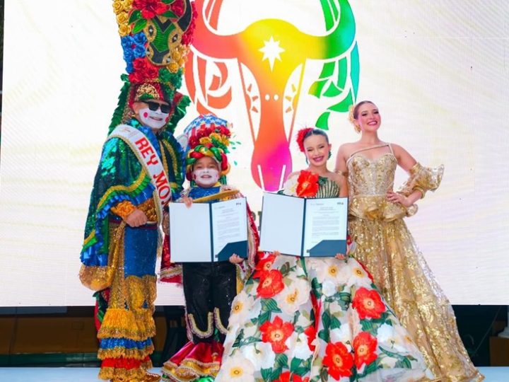 Reyes del Carnaval de los Niños 2026 recibieron su decreto e izan la bandera del Carnaval para los más pequeños