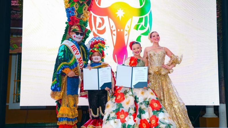 Reyes del Carnaval de los Niños 2026 recibieron su decreto e izan la bandera del Carnaval para los más pequeños