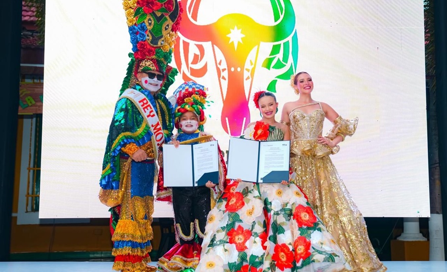 Reyes del Carnaval de los Niños 2026 recibieron su decreto e izan la bandera del Carnaval para los más pequeños