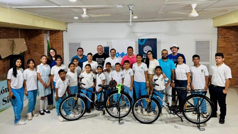 Triple A impulsa la movilidad sostenible y la educación rural con entregas de bicicletas en corregimientos del Atlántico