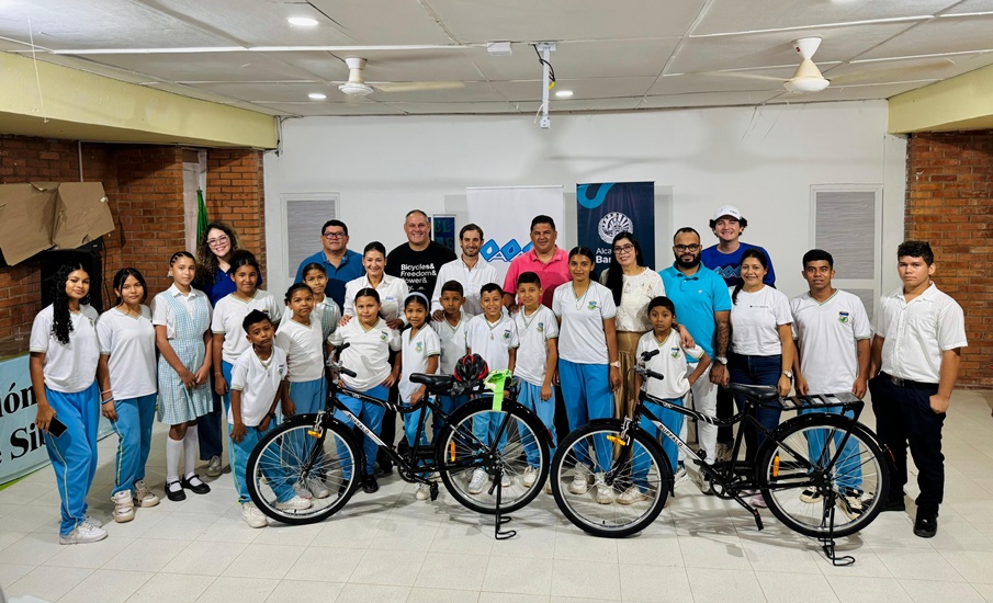 Triple A impulsa la movilidad sostenible y la educación rural con entregas de bicicletas en corregimientos del Atlántico