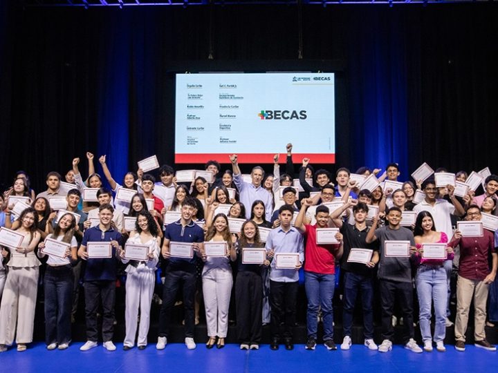 Este semestre se otorgaron 241 becas nuevas a estudiantes sobresalientes