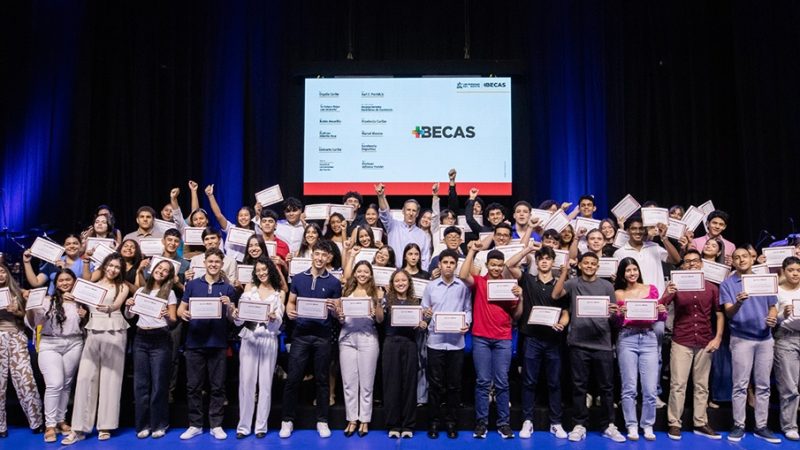 Este semestre se otorgaron 241 becas nuevas a estudiantes sobresalientes