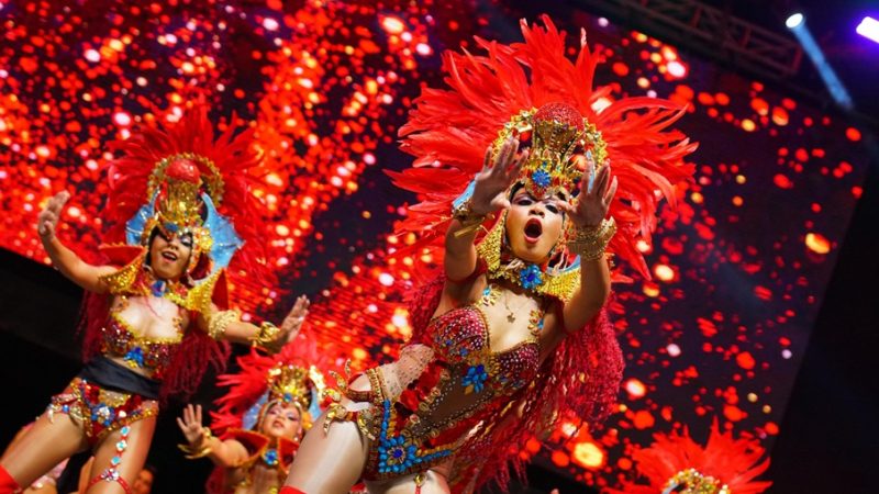 La Fiesta de Comparsas iluminó la Plaza de la Paz en el Fin de Semana de la Tradición