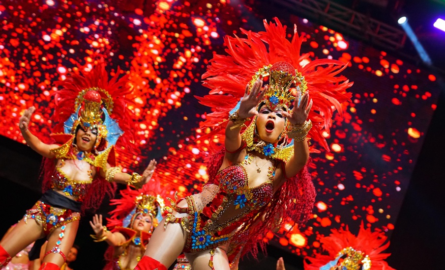 La Fiesta de Comparsas iluminó la Plaza de la Paz en el Fin de Semana de la Tradición