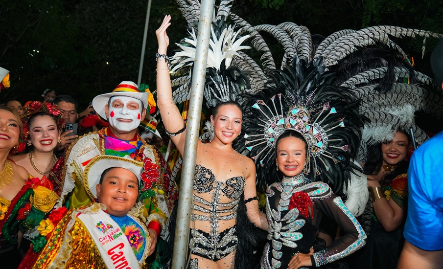 Continúan las izadas de bandera del Carnaval de Barranquilla, celebrando la fuerza viva de la fiesta más grande de Colombia.