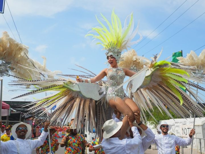 Cacatúa imperial del Carnaval la fantasía que usó la reina Michelle Char en la Gran Parada de Comparsas