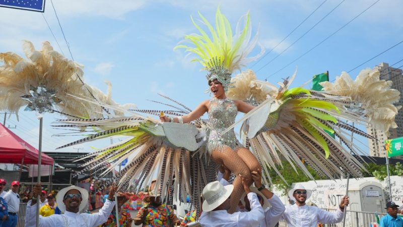 Cacatúa imperial del Carnaval la fantasía que usó la reina Michelle Char en la Gran Parada de Comparsas