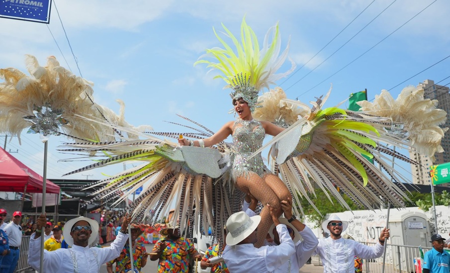 Cacatúa imperial del Carnaval la fantasía que usó la reina Michelle Char en la Gran Parada de Comparsas