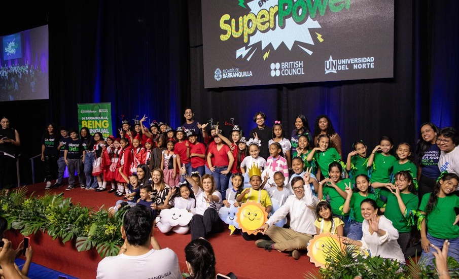 Estudiantes y docentes durante una actividad del programa Glocal Kids realizada en la Universidad del Norte.