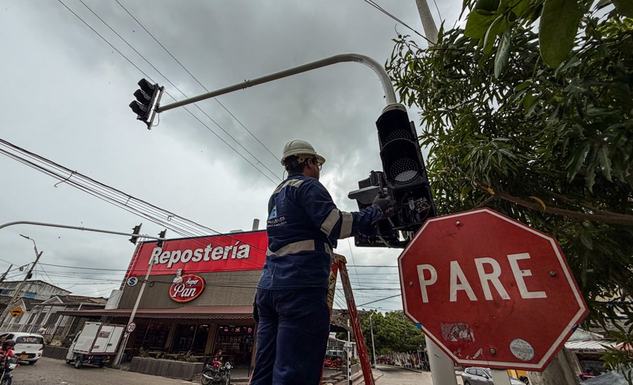Desde el 2 de julio: Alcaldía instala nuevos semáforos en la avenida Shakira y puntos estratégicos de la ciudad