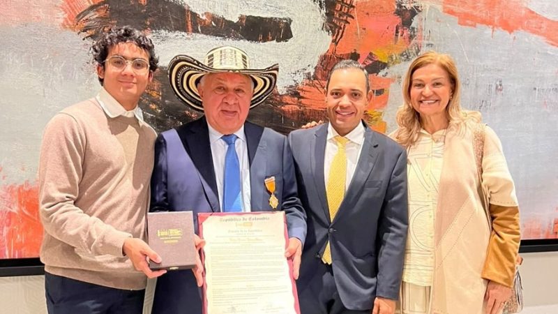 Con una cámara al hombro recorre fincas hace cuatro décadas: el Senado condecoró al periodista que le dio voz al campo colombiano