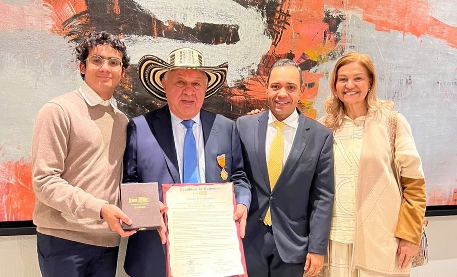 Con una cámara al hombro recorre fincas hace cuatro décadas: el Senado condecoró al periodista que le dio voz al campo colombiano