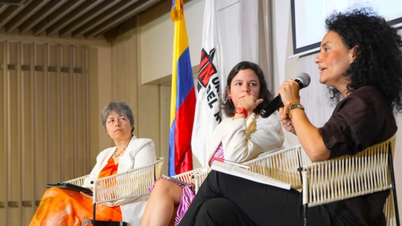 Desde coloquio de la Corte Suprema, expertas en derecho piden regular plataformas de IA