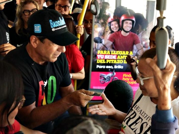 Alcaldía de Barranquilla entrega más de 2000 tarjetas de Transmetro a personas con discapacidad y cuidadores