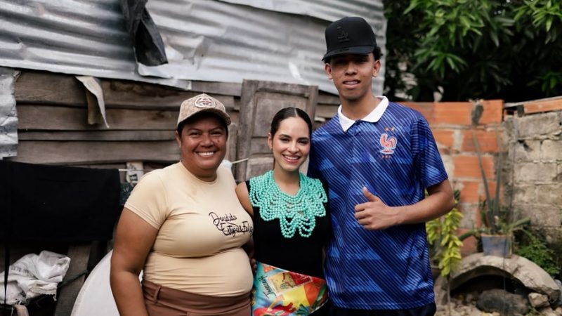 La reina del Carnaval de Barranquilla, Salwa Maloof Habib, llegó con ayudas para German, el joven hincha del Junior discriminado por usar chancletas